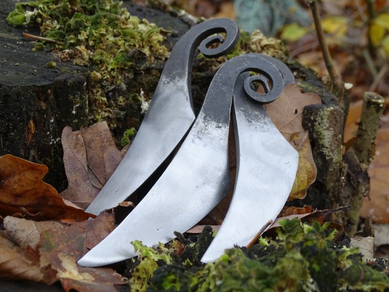 Malé vikingské nože byly vykovány z jediného kusu oceli a závěsné očko bylo vytvořeno jednoduchým stočením zadní části nože. Délka nožíku se pohybovala kolem 10 cm, ostří pak kolem 6 cm. Tloušťka oceli byla přibližně 3 mm a hmotnost pak kolem 30 gramů.