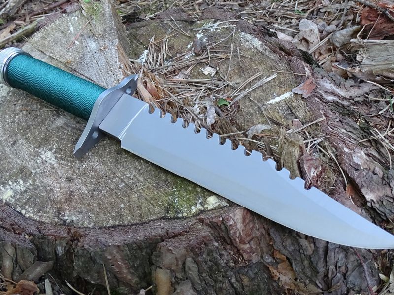 Celkový pohled na repliku nože Rambo první krev. Na masivní čepel nože je použita nerezová ocel 420J2, v tomto případě s matnou povrchovou úpravou.