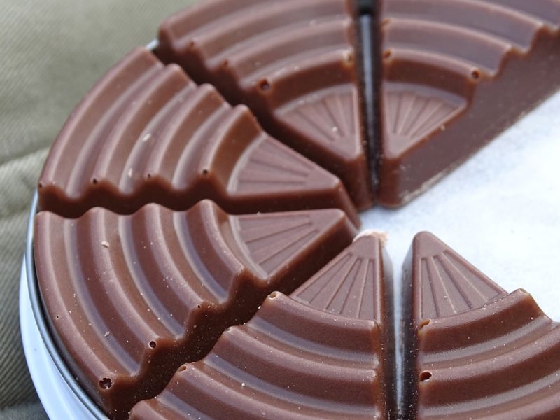 stogramové plechové balení scho-ka-koly obsahuje šestnáct porcí mléčné nebo hořké čokolády (dle zvolené varianty) o jmenovité hmotnosti šest a čtvrt gramu