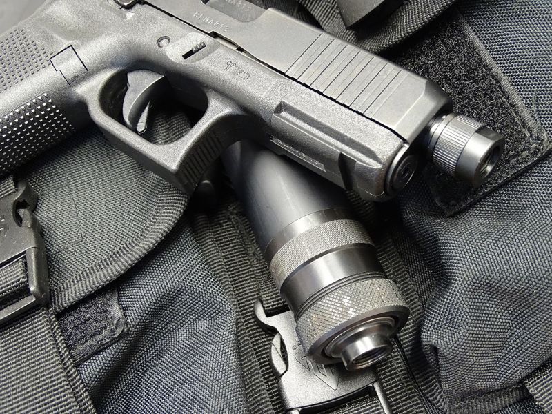Novější provedení Glocku 45 s prodlouženou hlavní a integrovaným závitem na jejím ústí. Pistole může používat různých úsťových zařízení – jedním z nich může být také tlumič zvuku.