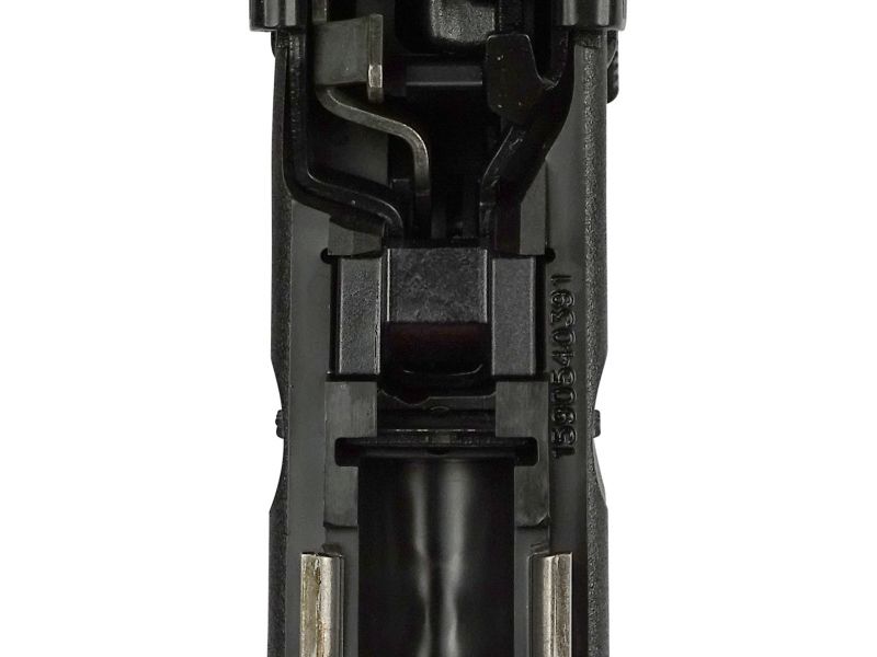 Až na druhý pohled člověk přijde na to, že „vnitřnosti“ u nového benjamínka jsou poněkud jiné než je tomu u dospěláka Glock 19. Nicméně systém jako celek, včetně spoušťového mechanismu Safe-Action je stále shodný.