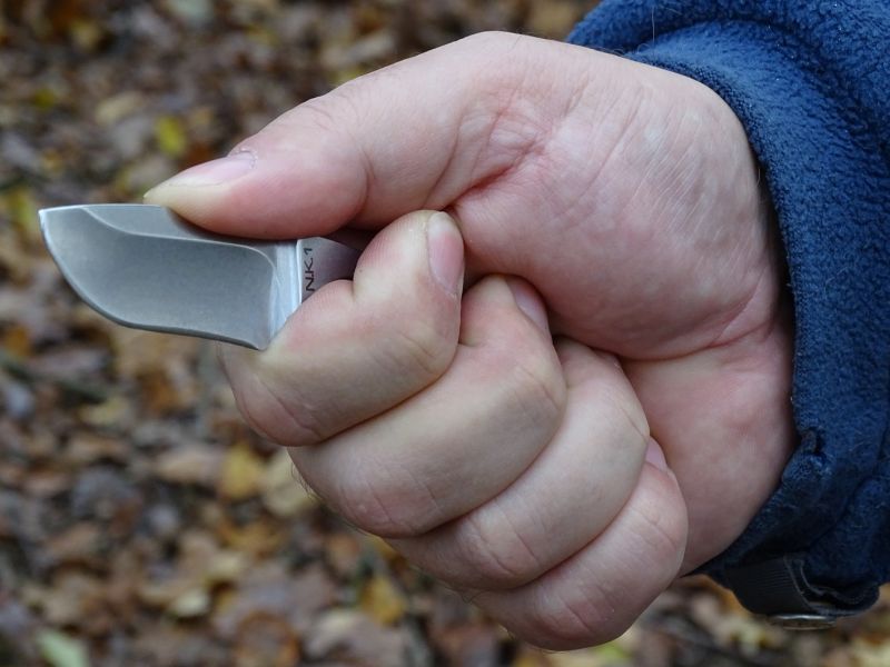 Klasický úchop nože, kdy je do horní prohlubně na čepeli opřen palec ruky.