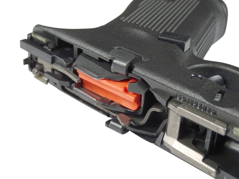 Prohlédněte si „vnitřnosti“ Glocku 45 se zasunutým zásobníkem s modernizovaným podavačem nábojnic ve výrazném křiklavě oranžovém barevném provedení. Střelec tak mnohem jistěji a snadněji dokáže identifikovat prázdný zásobník či úplné vybití zbraně.