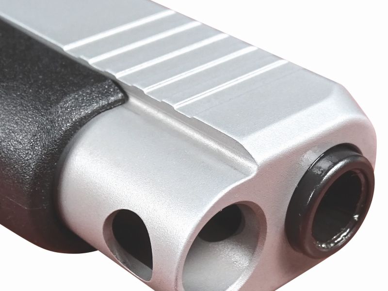 Detailní pohledy předních částí ocelových závěrů. Pěkný kontrast stříbrného odstínu s dalšími černými díly zbraně působí velmi elegantně. U Glocku 48 si můžeme také prohlédnout konstrukční řešení prodlouženého závěru, které vychází ze sportovně/taktického modelu Glock 34.