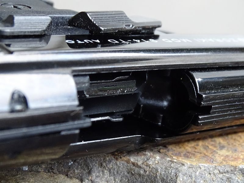 Pohled do útrob pistole skrze výhozné okénko, které je velkých rozměrů. I odtud pramení poměrně vyzdvihovaná funkční spolehlivost této pistole.