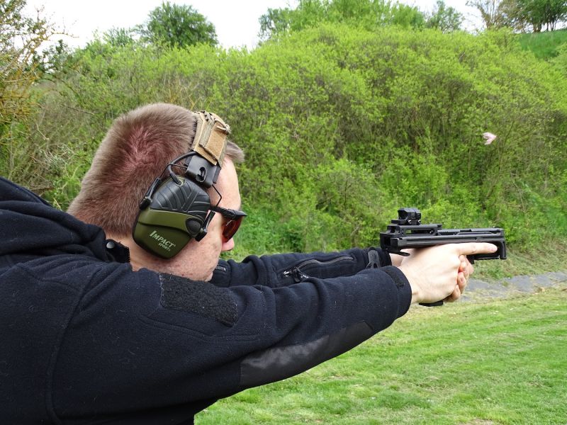 Střelba je pohodlná a díky větší hmotnosti zbraně jako celku (pistole+konverze) i lépe zvladatelná.