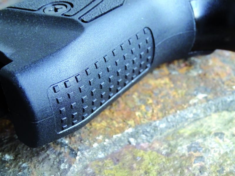 Detail příjemného a praktického zdrsnění hřbetu pistolové rukojeti. Držení zbraně je vůbec docela příjemné.