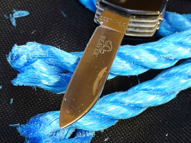 Čepele nožíků jsou již z výroby poměrně slušně nabroušeny a dají se hned využívat. Přeříznout i silnější syntetické lano (12 mm) není problém!