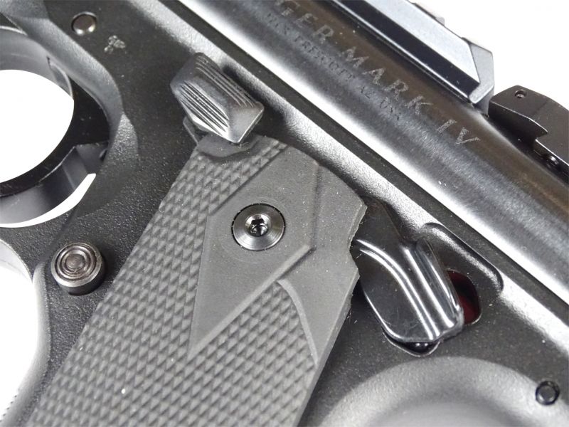 Ovládací prvky pistole umístěné na levé straně. Záchyt závěru, pojistka i záchyt zásobníku.