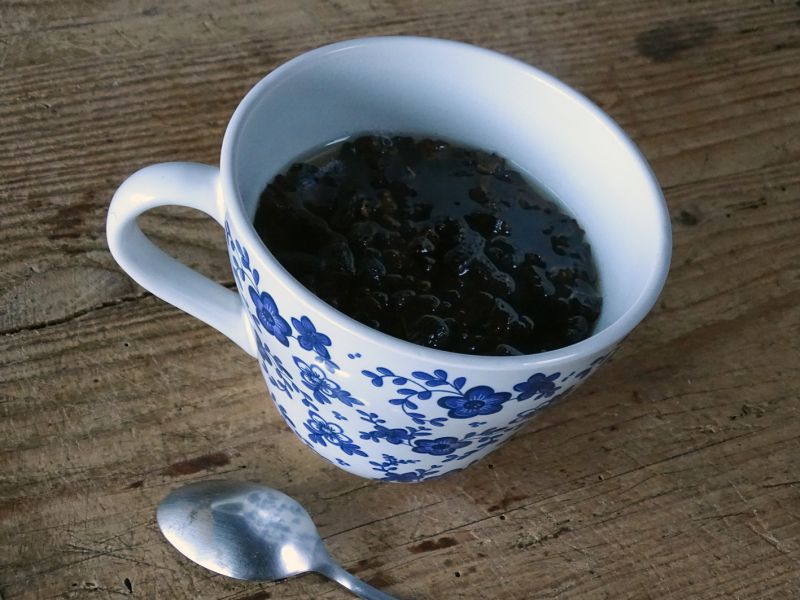 Pampelišková káva je již sama o sobě chuťově hořko-nasládlá. Není tedy třeba doslazovat. Ale také klidně můžete – v tomto případě ideálně medem. Ale když nemáte, tak použijte cukr. Do kávy můžete přidat i trošku mléka nebo smetany – nebo hodně mléka či hodně smetany a vytvořit si tak pampeliškovou bílou kávu.