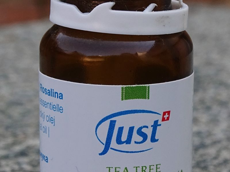 Místo po přisátí klíštěte vždy dobře vydesinfikujte, a to i v okolí místa přisátí. Jako vhodným prostředkem se jeví Tea Tree olejíček od švýcarské společnosti JUST. Tento produkt sice patří k těm dražším, ale kvalitním a vysoce koncentrovaným.