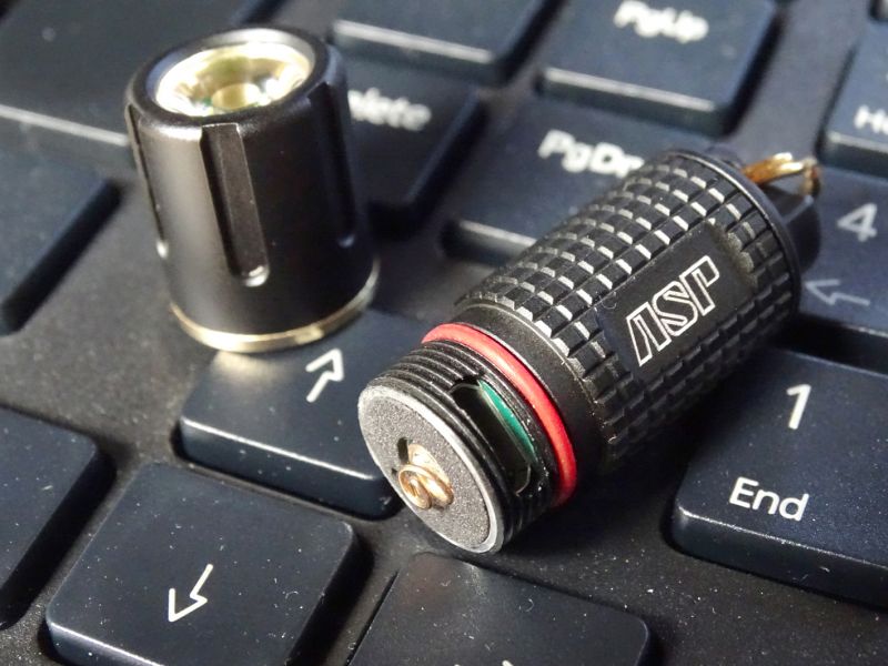Po odšroubování LED hlavice se objeví micro USB port pro dobíjení. Při nabíjení svítí červený indikátor, který po plném nabití začne svítit zeleně.