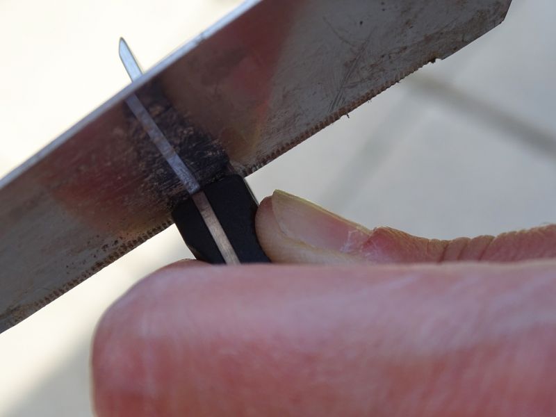 Integrovaný brousek dokáže nabrousit značné procento běžně používaných nožů.
