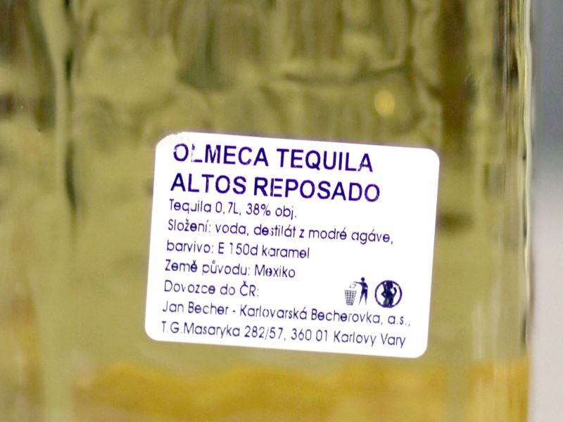 Tady máme něco mezi levnou tequilou a pravým originálem, který je zase docela drahý. Tato tequila je sice vyrobena ze 100% agáve, ale neležela na dubových sudech a byla dobarvena karamelem, ostatně jak se můžeme dočíst i na etiketě. Mnohem lepší by byla tato tequila jako čistá (Blanco) bez zbytečného obarvení.