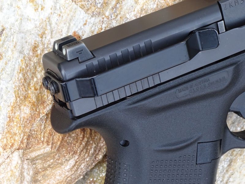 Ještě lepší spojení klipu s pistolí je u novějšího modelu Glock 43. Jeho užší konstrukce dovoluje pohodlnější nošení.