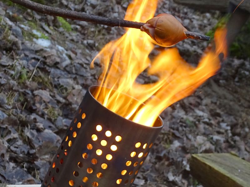 Dřívkáč můžete využít také jako malinké přenosné ohniště a můžete jej takto využít například pro opečení buřtů.