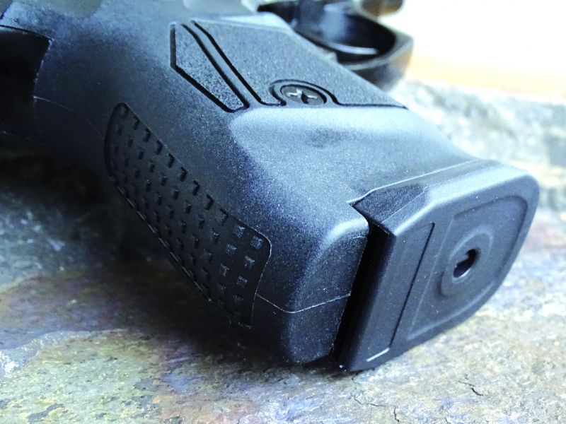 Botka zásobníku poměrně pěkně navazuje na gumoplastový povrch pistolové rukojeti a dotváří tak velmi dobrý dojem z kvalitního zpracování pistole.