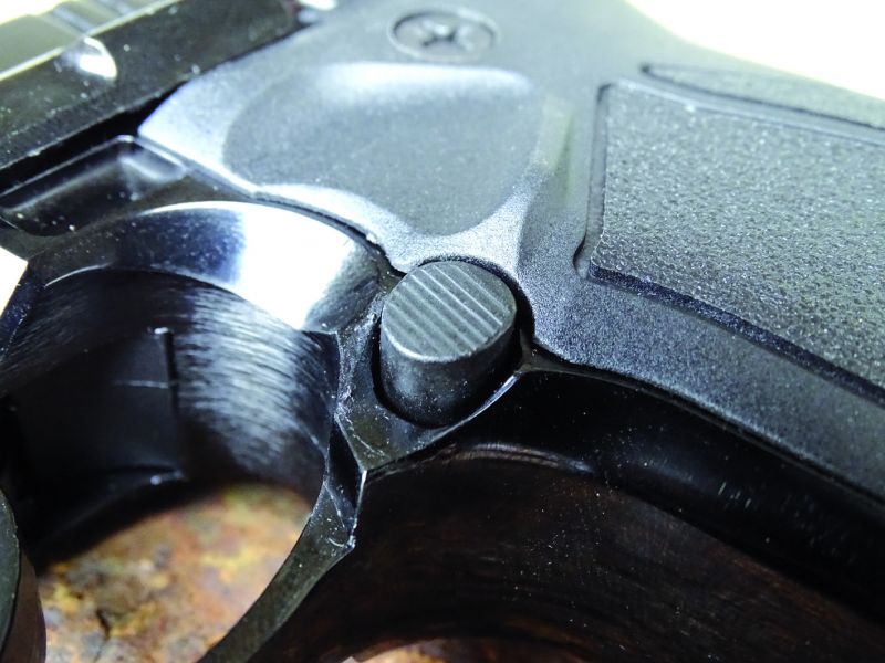 Na levé straně pistole je také umístěn ovladač záchytu zásobníku. Dokonce je na svém povrchu i zdrsněný.