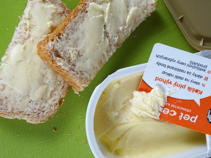 … a můžeme pokračovat. Namažte si za pomoci karty třeba právě ty nakrájený sendvičový chleby máslem.
